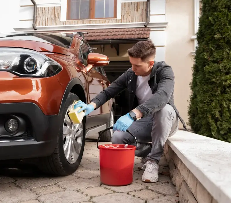 Lavage auto à domicile Bruay-la-Buissière : professionnel intervenant sur un véhicule